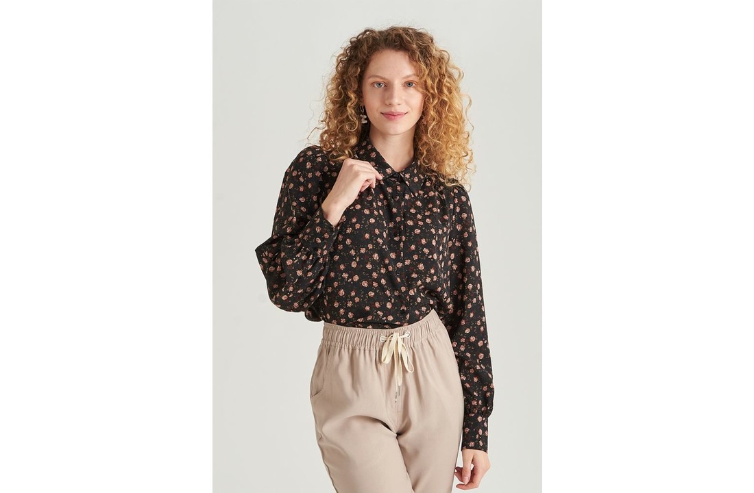 30254a Bloemen blouse zwart