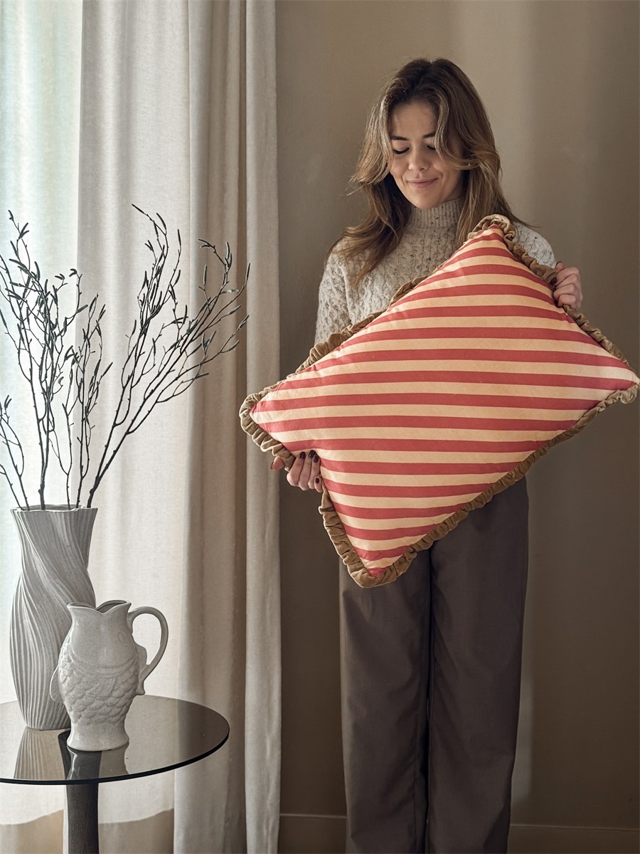 Kussen Striped met roezels gold 40x60cm