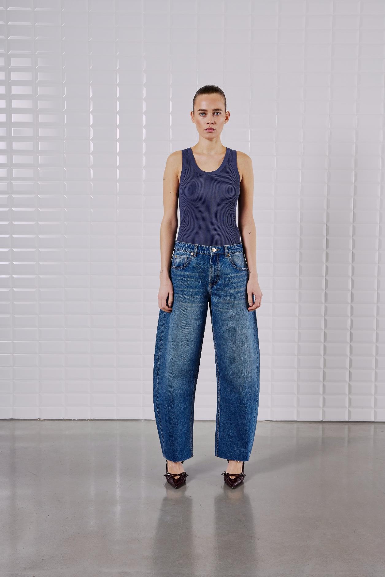 Wblepeyton Mw Barrel Leg Jeans Midnight Blue Denim