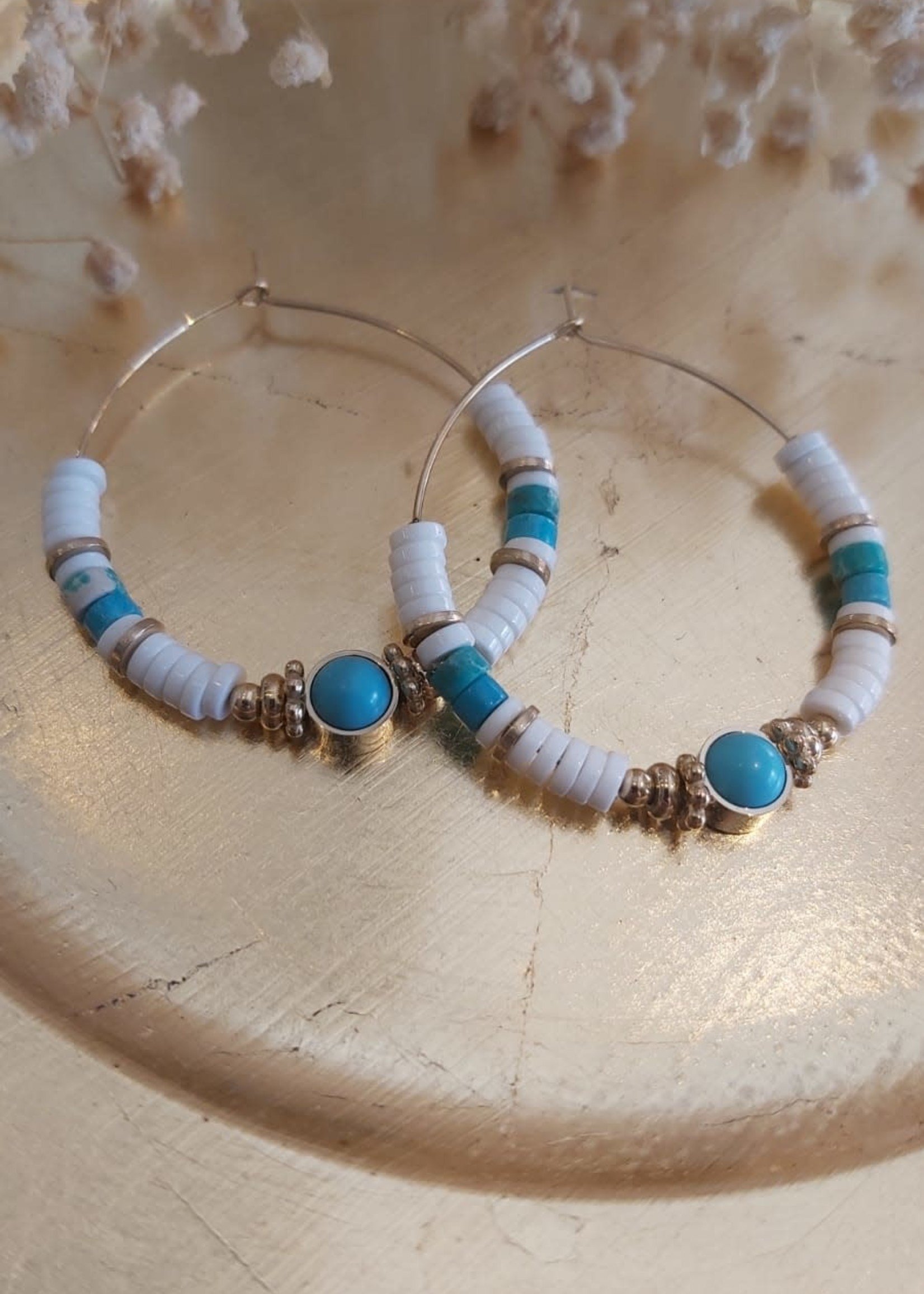 Zag Bijoux ZAG oorring witte en turquoise kralen