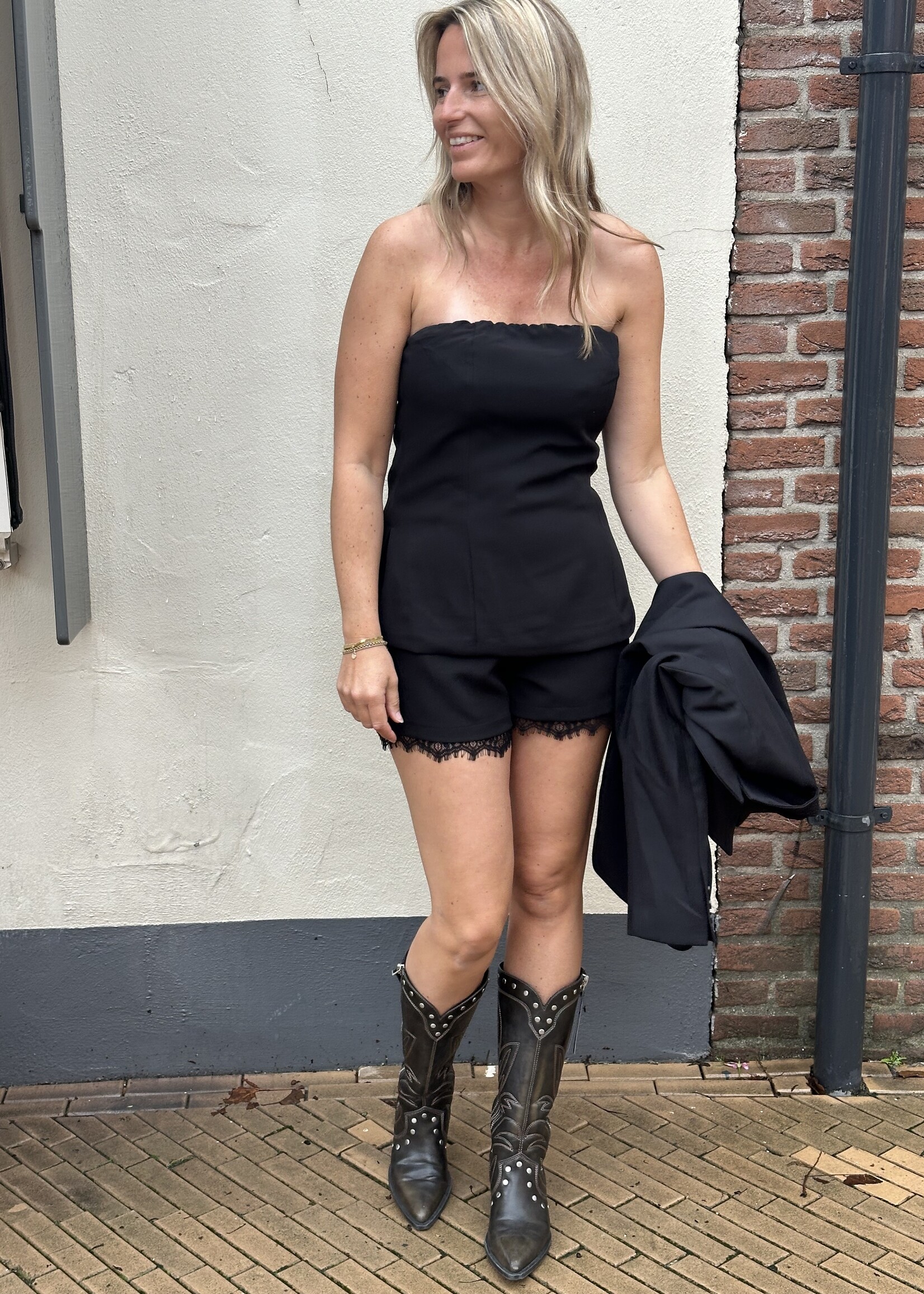 Short - lace & black