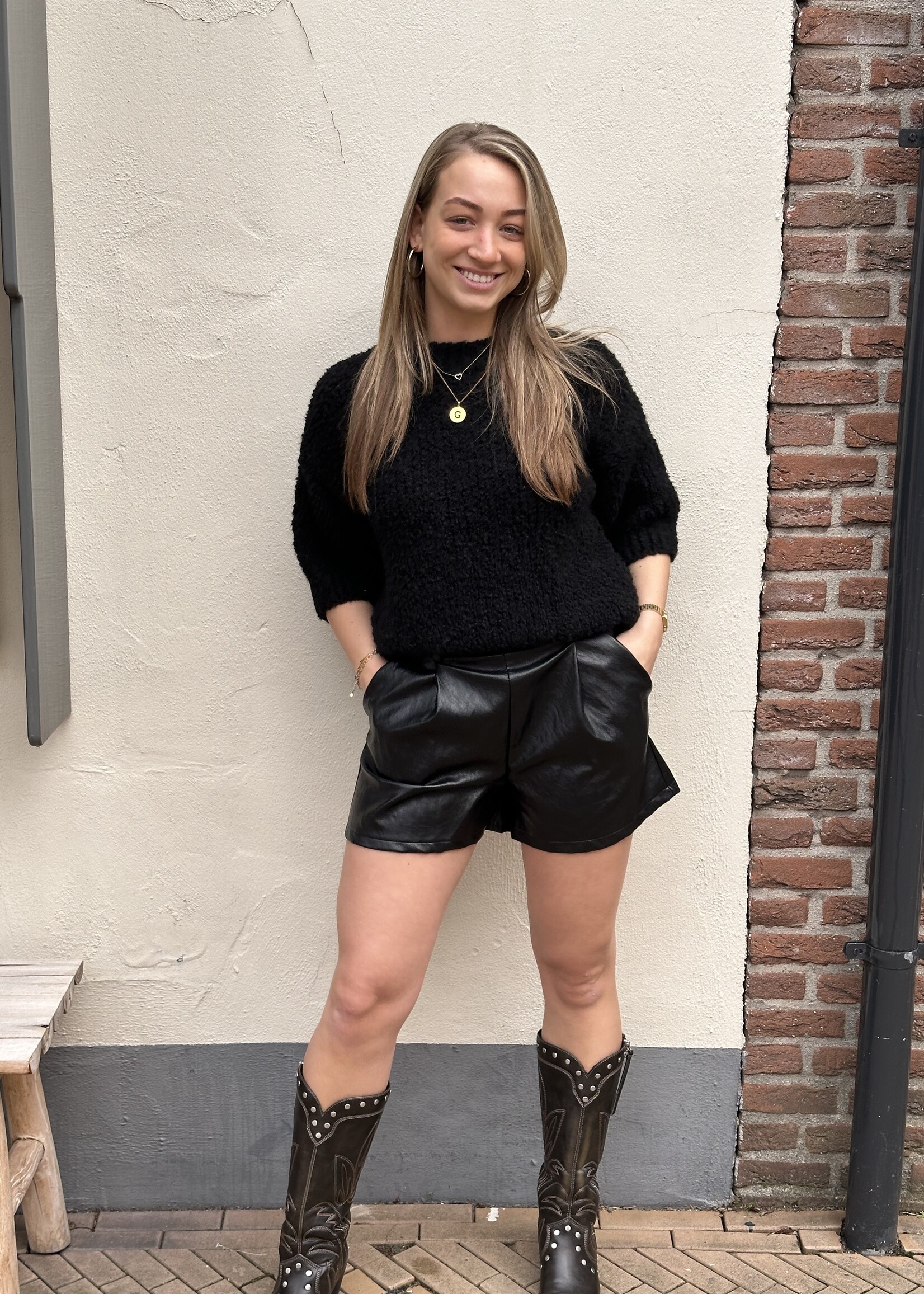 Short leather look - black