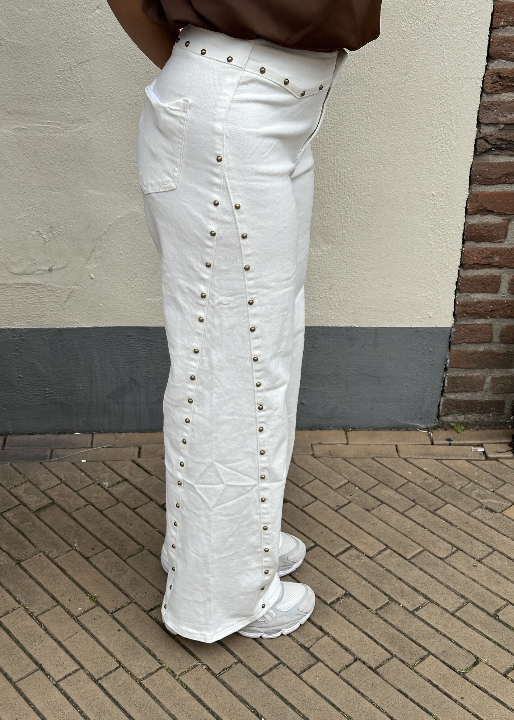 Wide leg studs -