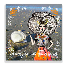 Een Zeeuwse ansichtkaart met een Zeeuws meisje aan het strand
