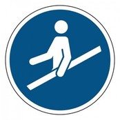 M012 Hand aan de reling verplicht