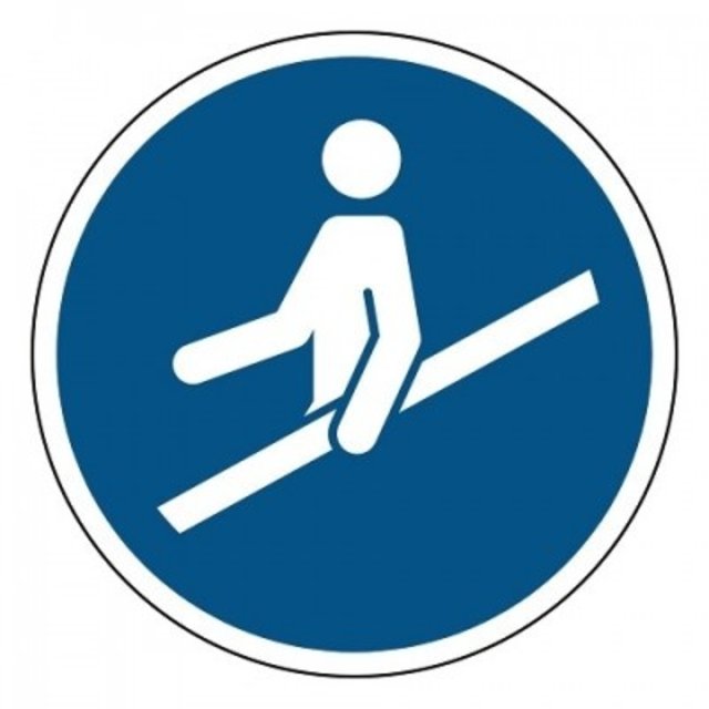 M012 Hand aan de reling verplicht