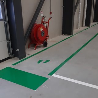 2K  voetstappen gespoten