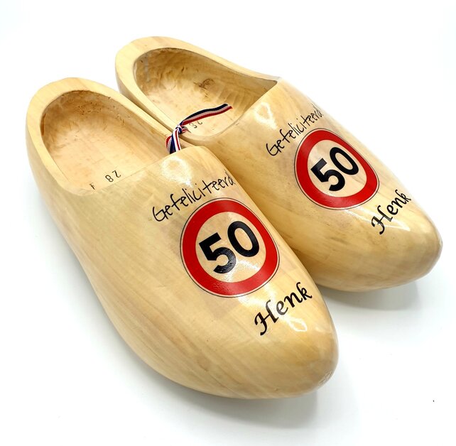Verjaardagsklompen met verkeersbord