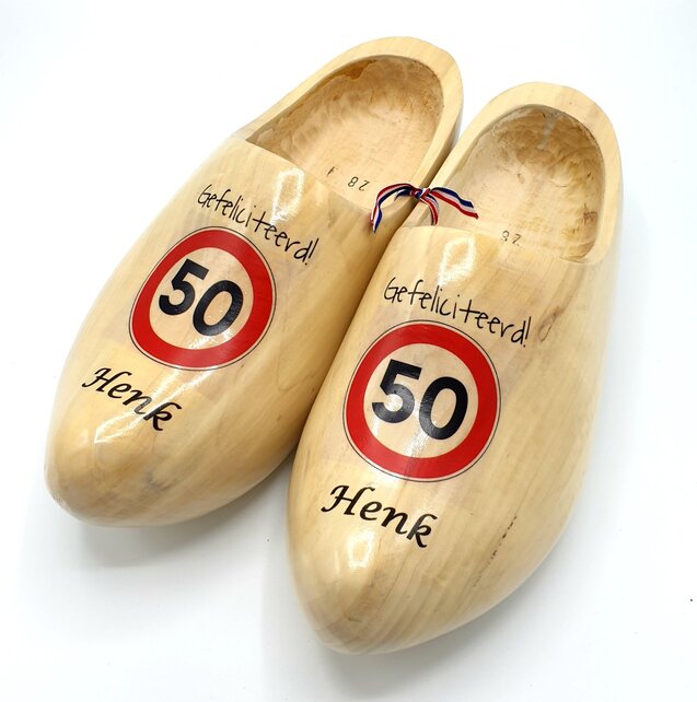 Verjaardagsklompen met verkeersbord