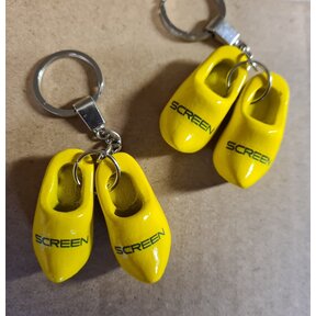 Sleutelhanger met twee klompjes geel met uw logo/tekst