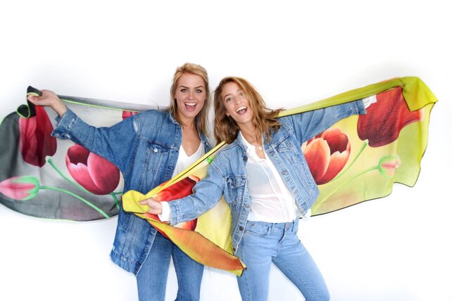 Tulpensjaal geel met rode tulpen Tulpensjaal geel met rode tulpen