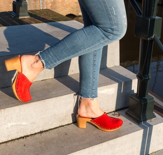 Rood hoge hak suede clogs van Dina Rood hoge hak suede clogs van Dina