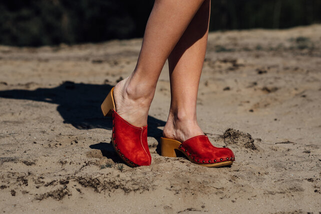 Red heels suede clogs van Dina