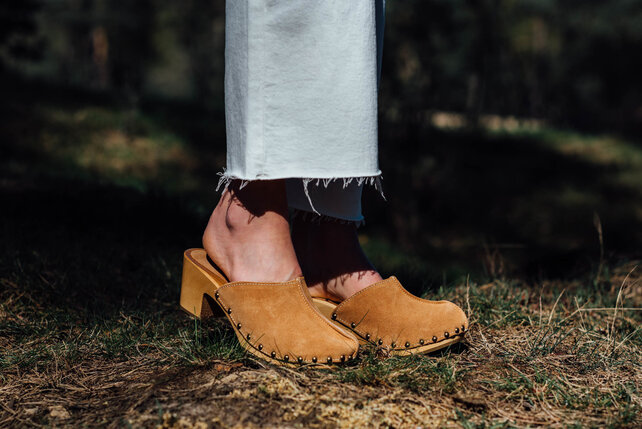 Beige hoge hak suede clogs @Dina