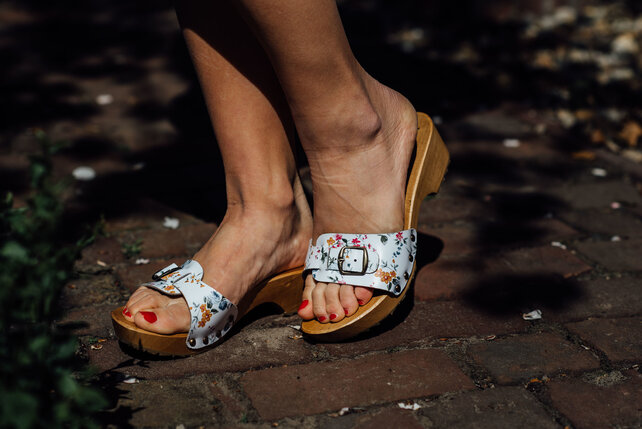 Houten sandalen bloemetjes print met gesp
