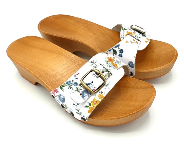 Houten sandalen bloemetjes print met gesp