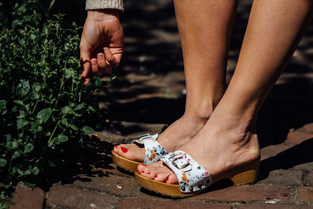 Houten sandalen bloemetjes print met gesp