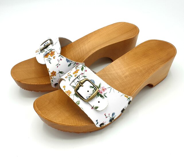 Wooden sandals flower print with buckle
