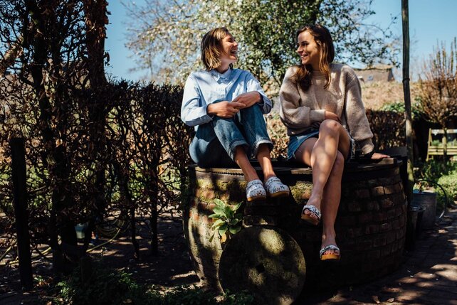 Houten sandalen bloemetjes print met gesp