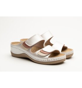 Sandals with Velcro and anti-slip studs in the sole - Pearl pink
