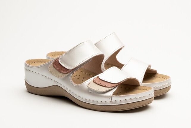 Sandals with Velcro and anti-slip studs in the sole - Pearl pink