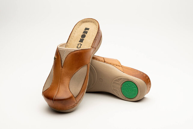 klompen met antislip-zool en elastische zijdes - comfortabel bij Hallux Valgus - kleur goudbruin