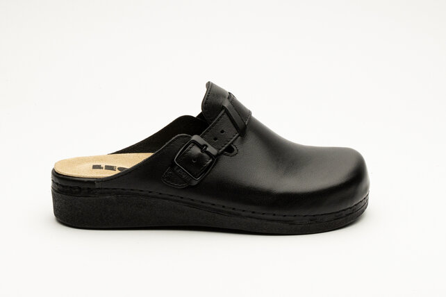 Slip-on clog in sizes 36 to 41 - removable sole and anti-slip stud - color black