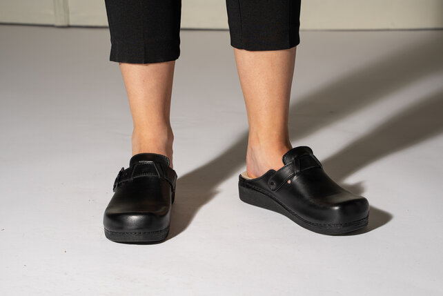 Slip-on clog in sizes 36 to 41 - removable sole and anti-slip stud - color black