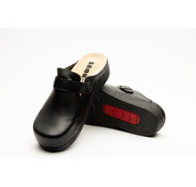 Slip-on clog in sizes 36 to 41 - removable sole and anti-slip stud - color black