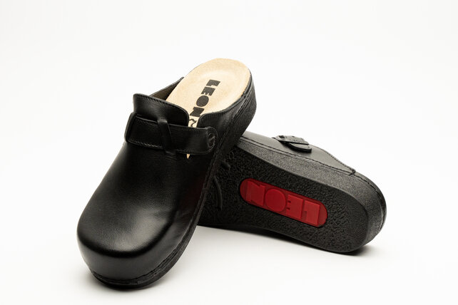 Slip-on clog in sizes 36 to 41 - removable sole and anti-slip stud - color black