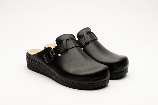 Slip-on clog in sizes 36 to 41 - removable sole and anti-slip stud - color black