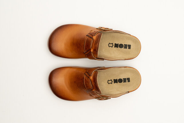 Slip-on clog in sizes 36 to 41 - removable sole and anti-slip stud - color golden brown