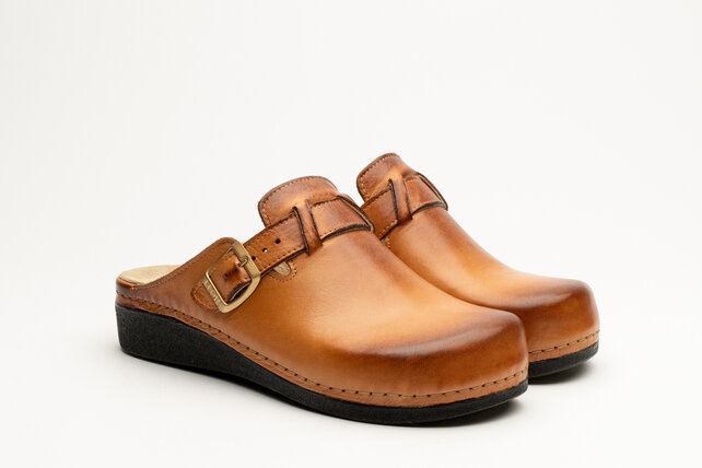 Slip-on clog in sizes 36 to 41 - removable sole and anti-slip stud - color golden brown