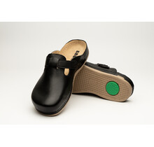 Men's slip-on clog in sizes 41 to 47 - with anti-slip stud - black