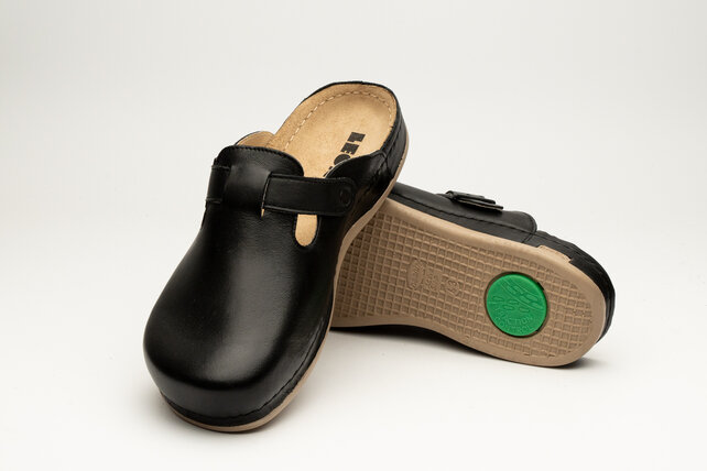 Men's slip-on clog in sizes 41 to 47 - with anti-slip stud - black