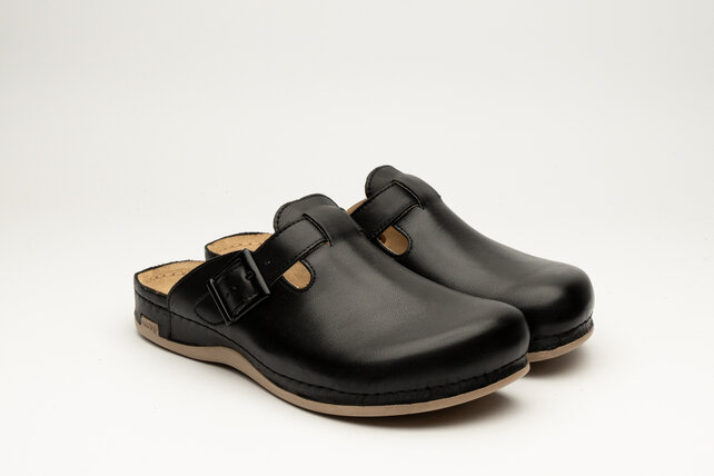 Men's slip-on clog in sizes 41 to 47 - with anti-slip stud - black