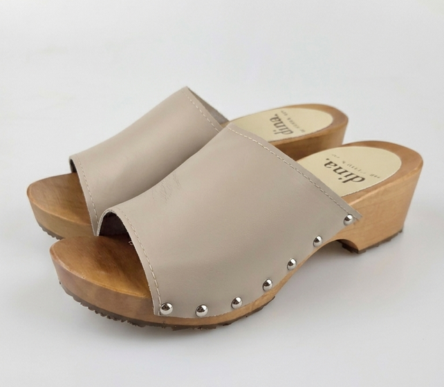 Dina wooden sandals beige with studs