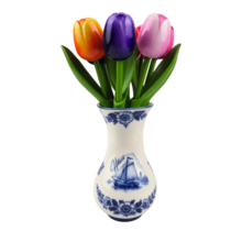 Houten Tulpen in Delfts Blauwe Vaas (±20–24 cm) – Hollandse Mini Sfeer