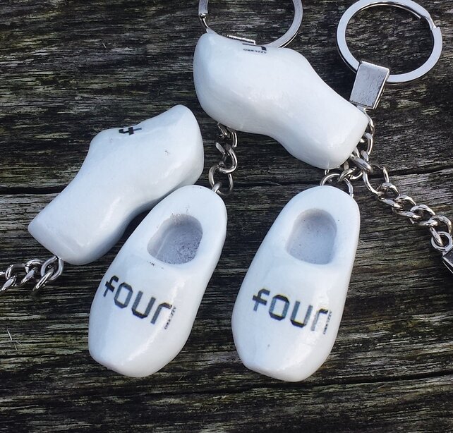 Wooden shoe keychain 4cm with print - white