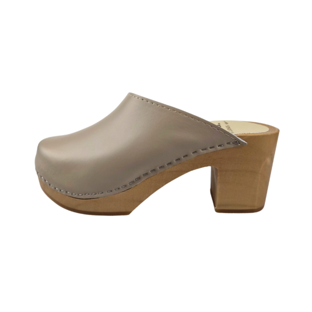 Scandinavische Clog Heels – Taupe Leder & Houten Hak