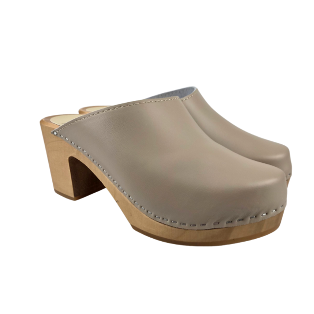 Scandinavische Clog Heels – Taupe Leder & Houten Hak