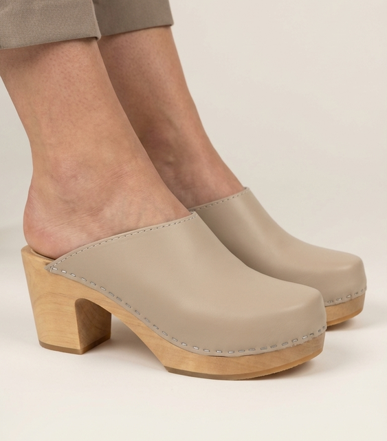 Scandinavische Clog Heels – Taupe Leder & Houten Hak