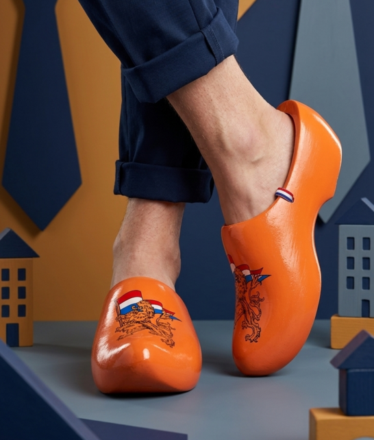 Houten klompen met oranje leeuw - Oranje boven! Nederland wordt wereldkampioen