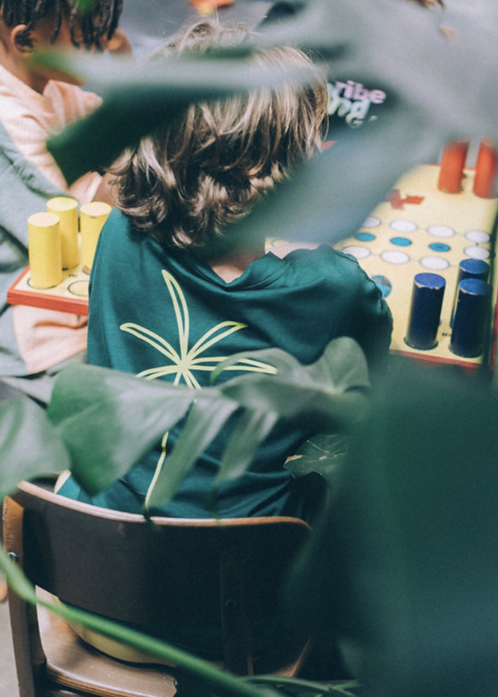 Vega Basics Groene t-shirt met gele palmboom print op de rug
