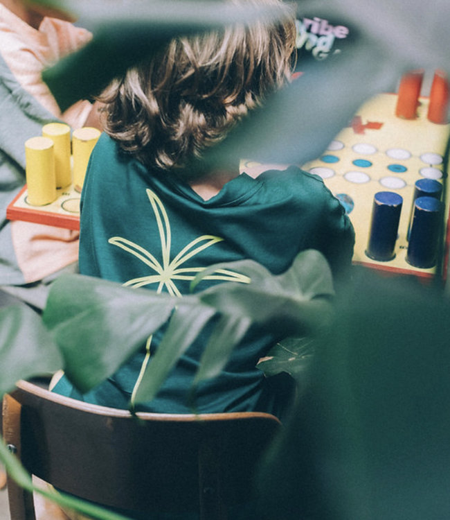 Vega Basics Groene t-shirt met gele palmboom print op de rug
