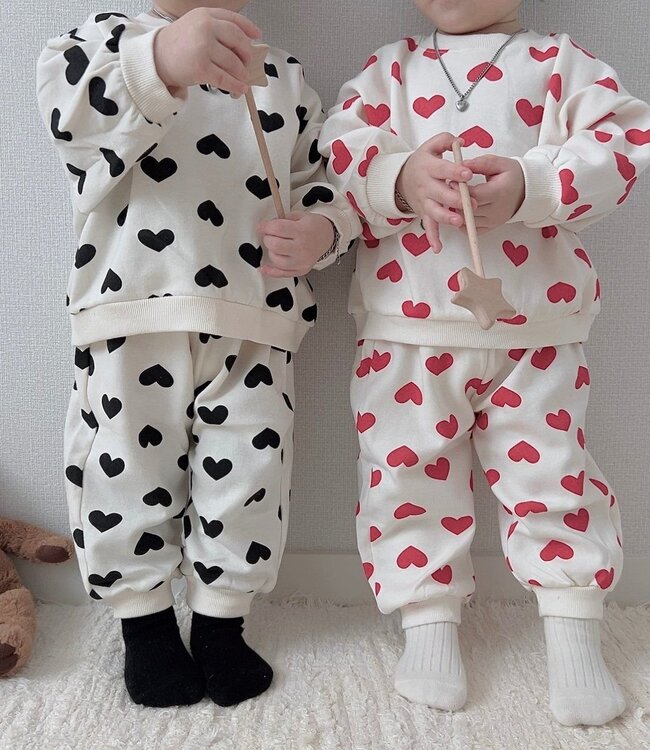 Moran Trui en broekje met rode hartjes