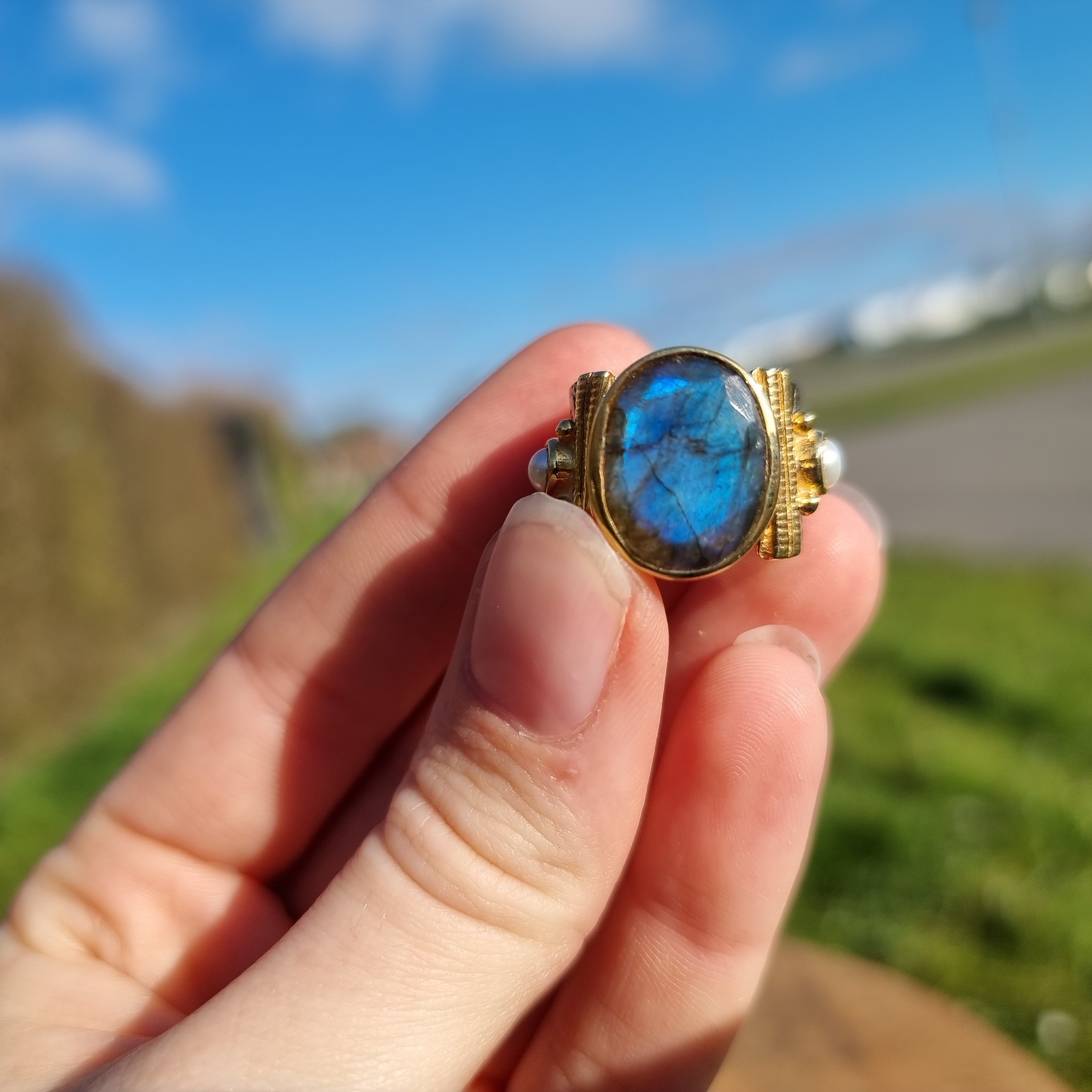 Labradoriet ring met parel (maat 16,75)