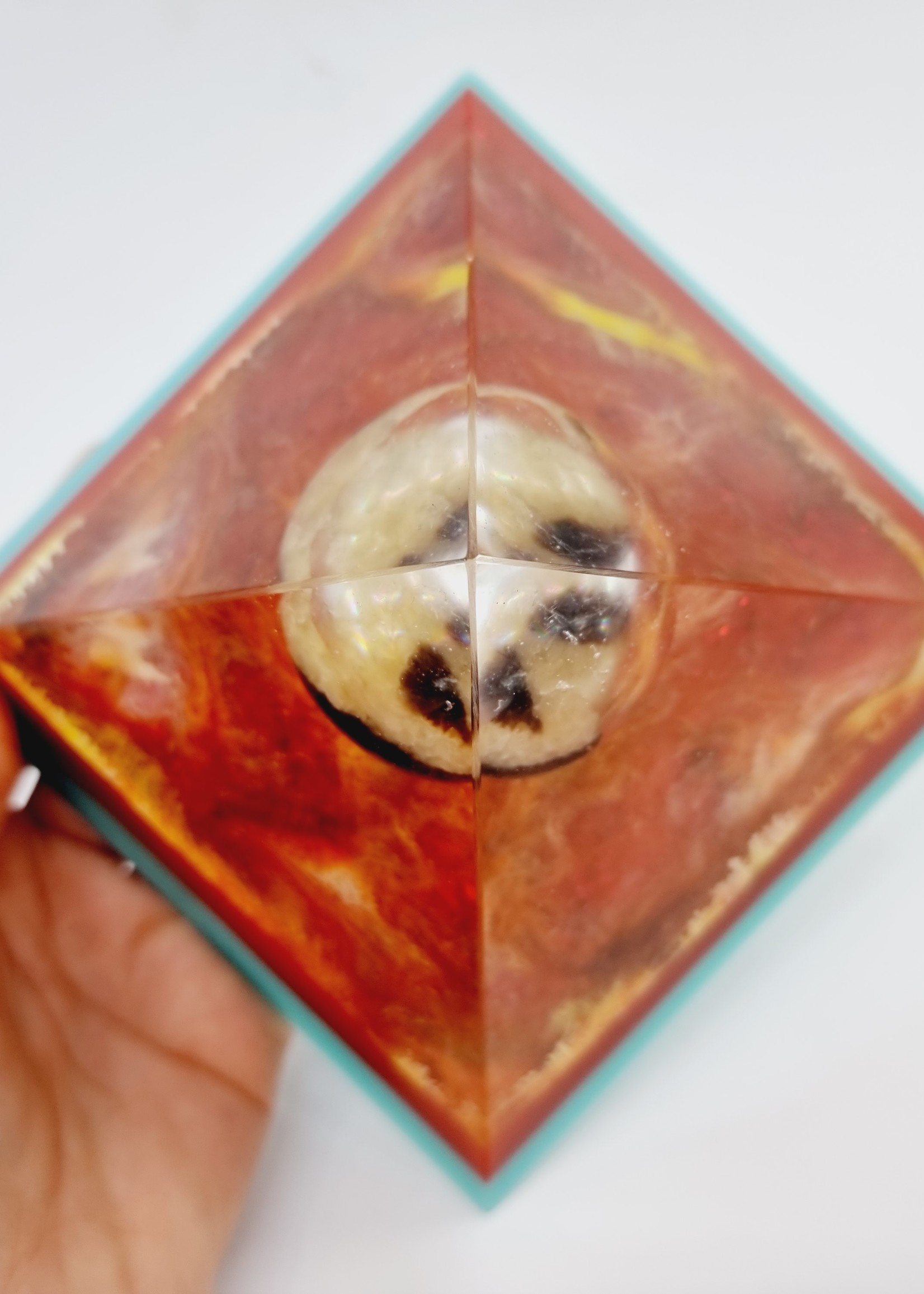 Bol van vuur - Orgonite piramide