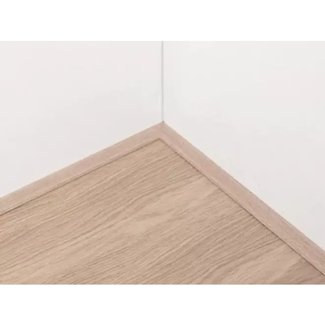 Sticky skirtings in floor color