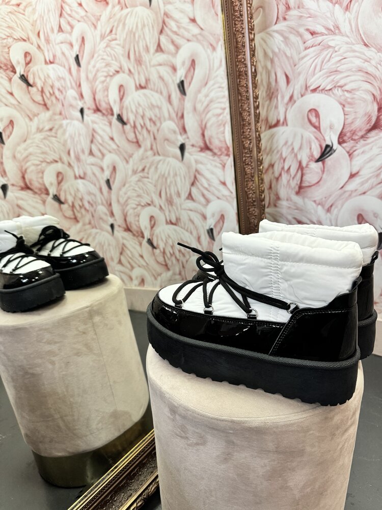 BLACK WHITE SNOWBOOTS